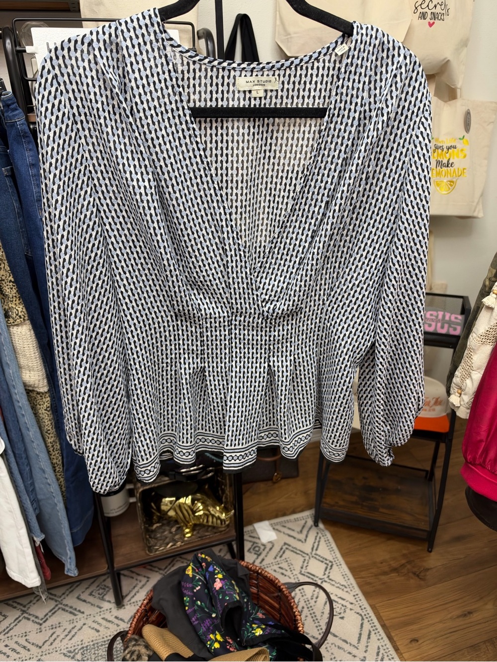 Max Studio cutie blouse. Size L.